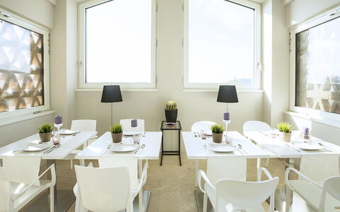 Villa Degli Ulivi: Blanco, Habitación, Restaurante, Diseño De Interiores, Propiedad, Mueble, Mesa, Edificio, Amarillo, Comedor