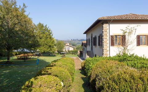 Villa Francesca: Propiedad, Casa, Casa, Bienes Raíces, Barrio Residencial, Paisaje Natural, Inmuebles, Jardín, Edificio, Árbol
