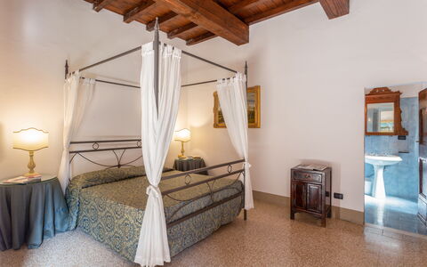 Villa Francesca: Cama, Habitación, Propiedad, Mueble, Habitación, Suelo, Marco De La Cama, Techo, Diseño De Interiores, Casa