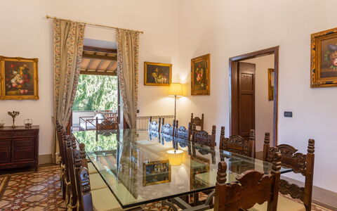 Villa Francesca: Habitación, Propiedad, Diseño De Interiores, Edificio, Casa, Mueble, Comedor, Bienes Raíces, Mesa, Inmuebles