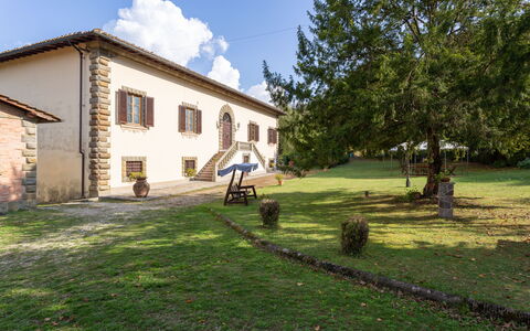 Villa Francesca: Propiedad, Casa, Casa, Edificio, Bienes Raíces, Inmuebles, Hierba, El Terreno Del Lote, Cabaña, Césped