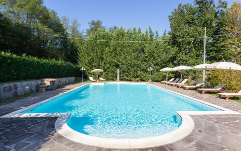 Villa Francesca: Piscina, Propiedad, Ocio, Bienes Raíces, Agua, Casa, Inmuebles, Edificio, Villa, Patio Interior