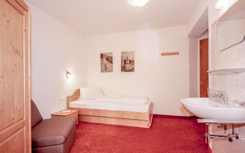 Sailer: Habitación, Baño, Propiedad, Suelo, Diseño De Interiores, Mueble, Bienes Raíces, Pared, Edificio, Bañera
