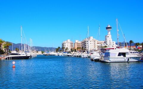 Montgri: Agua, Cielo, Barco, Watercraft, Azul, Edificio, Lago, Muelle, Arquitectura Naval, Mástil