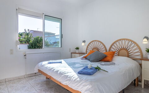 Montgri: Habitación, Cama, Mueble, Habitación, Sábana, Propiedad, Marco De La Cama, Lecho, Colchón, Suelo