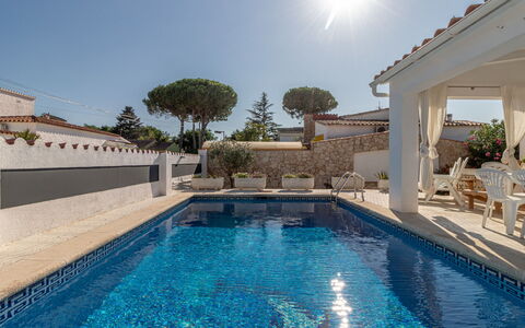 Montgri: Piscina, Propiedad, Agua, Edificio, Casa, Bienes Raíces, Casa, Vacaciones, Recurso, Inmuebles