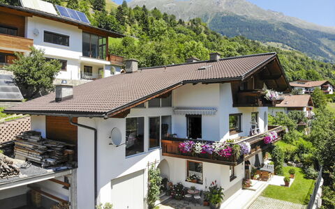 Venier: Planta, Edificio, Cielo, Ventana, Árbol, Casa, Montaña, Arquitectura, Diseño Urbano, Barrio Residencial