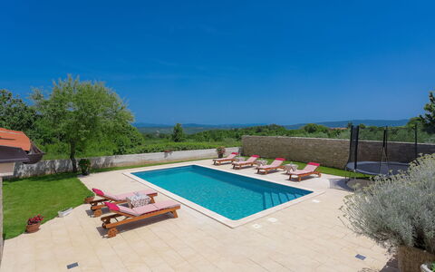 Mirjana: Planta, Cielo, Piscina, Rectángulo, Edificio, Mueble Para Exteriores, Agua, Sombra, Diseño Urbano, Árbol