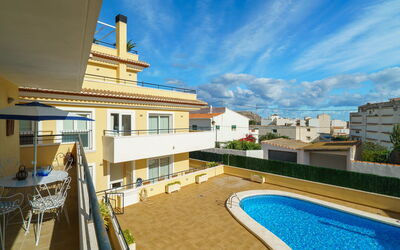 Jávea 165: Cielo, Agua, Nube, Planta, Edificio, Azul, Azur, Piscina, Árbol, Ventana