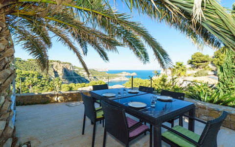 Solymar: Mesa, Cielo, Agua, Mueble, Planta, Botánica, Azur, Balneario, Mesa Al Aire Libre, Árbol