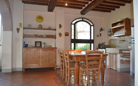 Villa Cafaggiola: Habitación, Mueble, Edificio, Propiedad, Suelo, Suelos De Madera, Techo, Mostrador, Madera Dura, Cocina