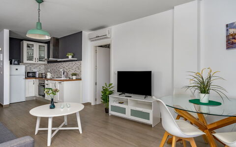 Duquesa de España: Mesa, Mueble, Propiedad, Planta, Verde, Sofá, Madera, Diseño De Interiores, Planta De Casa, Suelo