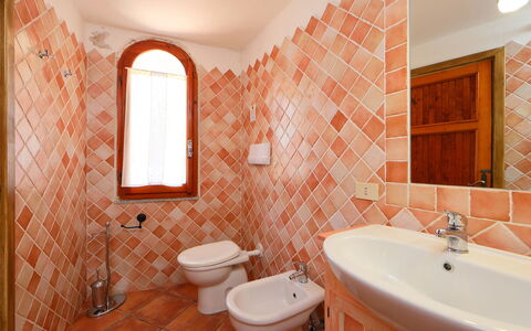 Isola Rossa 700: Baño, Habitación, Propiedad, Pared, Loseta, Diseño De Interiores, Suelo, Bienes Raíces, Edificio, Casa