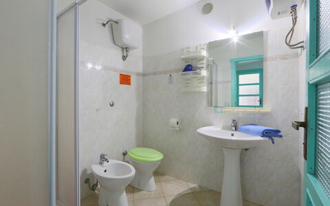 Tritone: Baño, Propiedad, Habitación, Arreglo De Tubería, Diseño De Interiores, Arquitectura, Edificio, Bienes Raíces, Casa, Accesorio De Baño