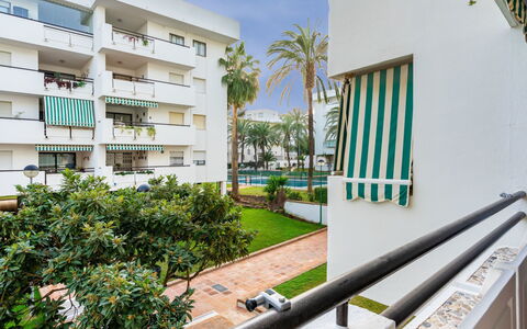 Carihuela Playa: Edificio, Propiedad, Bienes Raíces, Departamento, Arquitectura, Casa, Condominio, Barrio Residencial, Balcón, Habitación