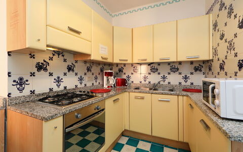 Bouganville: Propiedad, Habitación, Cocina, Gabinetes, Bienes Raíces, Diseño De Interiores, Loseta, Mueble, Mostrador, Amarillo