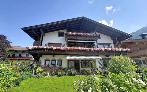 Aschau im Zillertal 485: Casa, Casa, Jardín, Cabaña, Inmuebles, Yarda, Balcón, Paisajismo, Hacienda, Villa