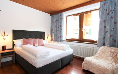 Aschau im Zillertal 485: Habitación, Mueble, Cama, Habitación, Diseño De Interiores, Propiedad, Colchón, Sábana, Marco De La Cama, Lecho