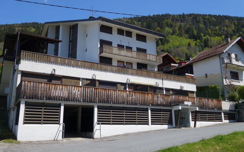Saint Gervais 650: Cielo, Planta, Edificio, Ventana, Árbol, Diseño Urbano, Nube, Fachada, Ciudad, Montaña