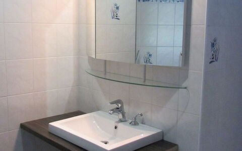 Appartement - Beau-Séjour: Espejo, Grifo, Lavabo, Lavabo Del Baño, Arreglo De Tubería, Baño, Edificio, Diseño De Interiores