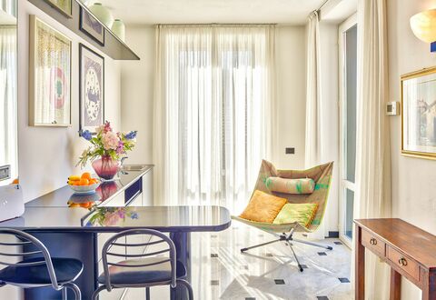 Villa Helvezia - Levanto: Habitación, Mueble, Diseño De Interiores, Propiedad, Cortina, Sala, Amarillo, Edificio, Mesa, Casa