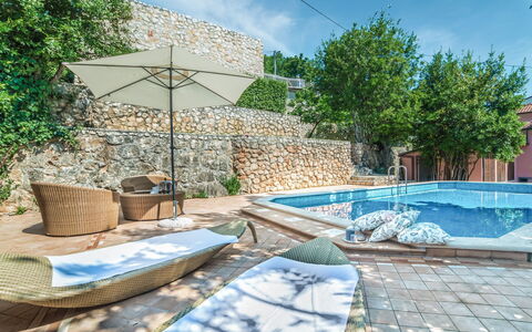 Maria: Propiedad, Piscina, Bienes Raíces, Edificio, Casa, Pared, Habitación, Ocio, Árbol, Casa