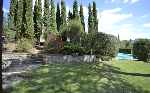 Casale Valentina: Árbol, Propiedad, Hierba, Paisaje Natural, Biome, Planta, Plantas Leñosas, Césped, Paisajismo, Jardín