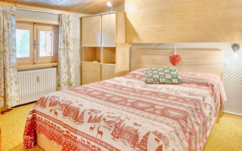 The Twins Apartment - Champoluc: Habitación, Cama, Habitación, Mueble, Sábana, Propiedad, Marco De La Cama, Lecho, Diseño De Interiores, Colchón