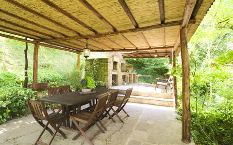 Villa Gioiosa: Madera, Mueble, Mesa, Cocina Y Comedor Mesa, Porche, Silla, Mueble Para Exteriores, Mesa Al Aire Libre, Manchas De Madera, Techo