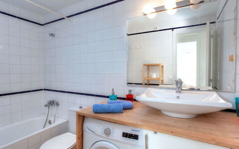 Cap Ras: Baño, Propiedad, Habitación, Diseño De Interiores, Lavabo, Grifo, Edificio, Loseta, Bienes Raíces, Casa