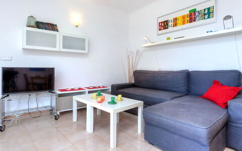 Cap Ras: Habitación, Mueble, Propiedad, Sala, Diseño De Interiores, Edificio, Casa, Mesa, Sofá, Bienes Raíces