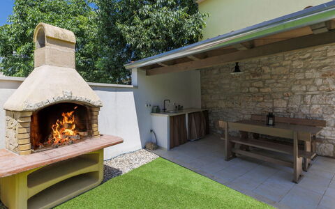 Ana: Banco Al Aire Libre, Madera, Planta, Árbol, Diseño De Interiores, Pared, Cielo, Mueble Para Exteriores, Sombra, Bienes Raíces