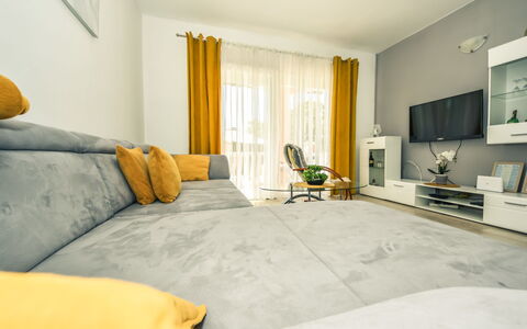 Tina & Tino: Propiedad, Mueble, Comodidad, Planta De Casa, Sofá, Amarillo, Madera, Diseño De Interiores, Arquitectura, Planta
