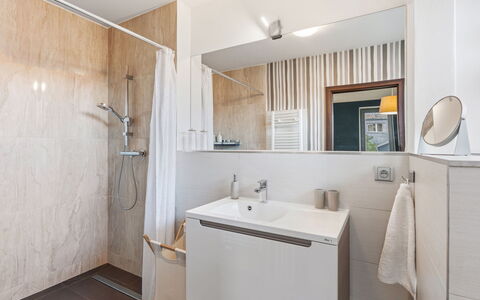 Řeporyje: Piso, Suelo, Arreglo De Tubería, Diseño De Interiores, Baño, Lavabo, Madera, Grifo, Lavabo Del Baño, Mueble De Baño