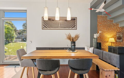 Řeporyje: Mueble, Diseño De Interiores, Piso, Silla, Suelo, Pared, Mesa, Comedor, Lámpara, Madera