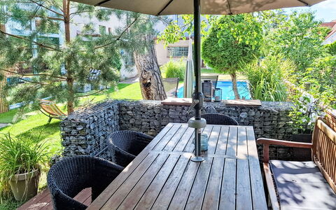 Řeporyje: Mueble, Silla, Mueble Para Exteriores, Mesa, Madera, Mesa Al Aire Libre, Cocina Y Comedor Mesa, Sombra, Jardín, Paraguas
