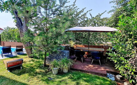 Řeporyje: Mueble, Silla, Mueble Para Exteriores, Mesa, Madera, Mesa Al Aire Libre, Cocina Y Comedor Mesa, Sombra, Jardín, Paraguas