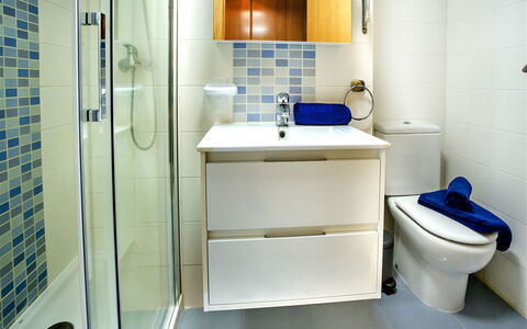 Marina Raset: Lavabo, Arreglo De Tubería, Azul, Baño, Púrpura, Espejo, Diseño De Interiores, Suelo, Edificio