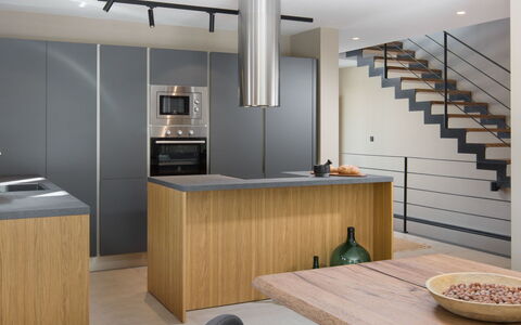 Oliva 1: Habitación, Propiedad, Diseño De Interiores, Gabinetes, Mostrador, Mueble, Lavabo, Baño, Edificio, Techo