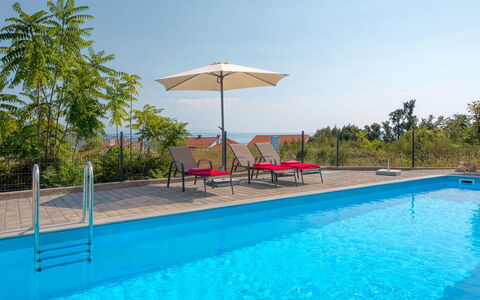Races: Agua, Cielo, Planta, Propiedad, Piscina, Sombra, Mueble Para Exteriores, Árbol, Sunlounger, Casa