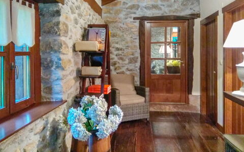 Uxaneko-Errota: Habitación, Propiedad, Edificio, Mueble, Casa, Diseño De Interiores, Casa, Bienes Raíces, Techo, Suelo