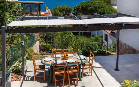 Geranis: Propiedad, Casa, Edificio, Bienes Raíces, Patio Interior, Patio, Techo, Yarda, Casa, Mesa