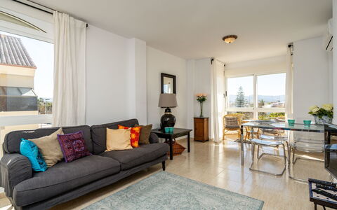 Montanar Luz: Mueble, Propiedad, Sofá, Mesa, Azur, Madera, Comodidad, Edificio, Sala, Planta