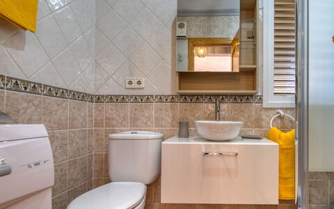La Felicidad: Baño, Propiedad, Loseta, Habitación, Baño, Suelo, Amarillo, Diseño De Interiores, Lavabo, Asiento Del Baño