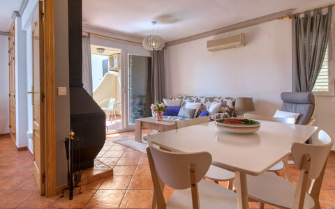 La Felicidad: Habitación, Propiedad, Mueble, Edificio, Diseño De Interiores, Suelo, Mesa, Comedor, Casa, Bienes Raíces