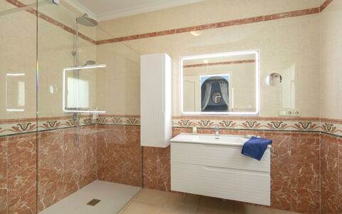 Villa Albert: Arreglo De Tubería, Piso, Suelo, Lavabo, Diseño De Interiores, Plomería, Loseta, Grifo, Baño, Lavabo Del Baño