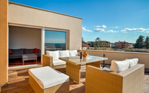 Karmen: Cielo, Sofá, Nube, Sombra, Madera, Mueble Para Exteriores, Silla, Sala, Rectángulo, Mesa