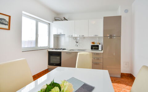 Mila: Propiedad, Habitación, Diseño De Interiores, Mueble, Edificio, Casa, Cocina, Suelo, Bienes Raíces, Techo