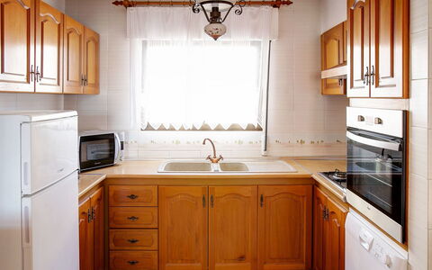 Somnium Mare: Mostrador, Gabinetes, Mueble, Habitación, Cocina, Propiedad, Suelo, Lavabo, Diseño De Interiores, Edificio