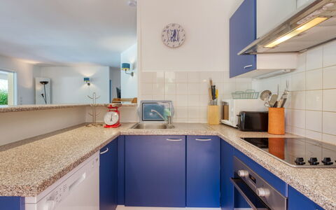 Eden Parc: Grifo, Gabinetes, Fregadero, Mostrador, Lavabo, Arreglo De Tubería, Cocina, Diseño De Interiores, Piso, Suelo